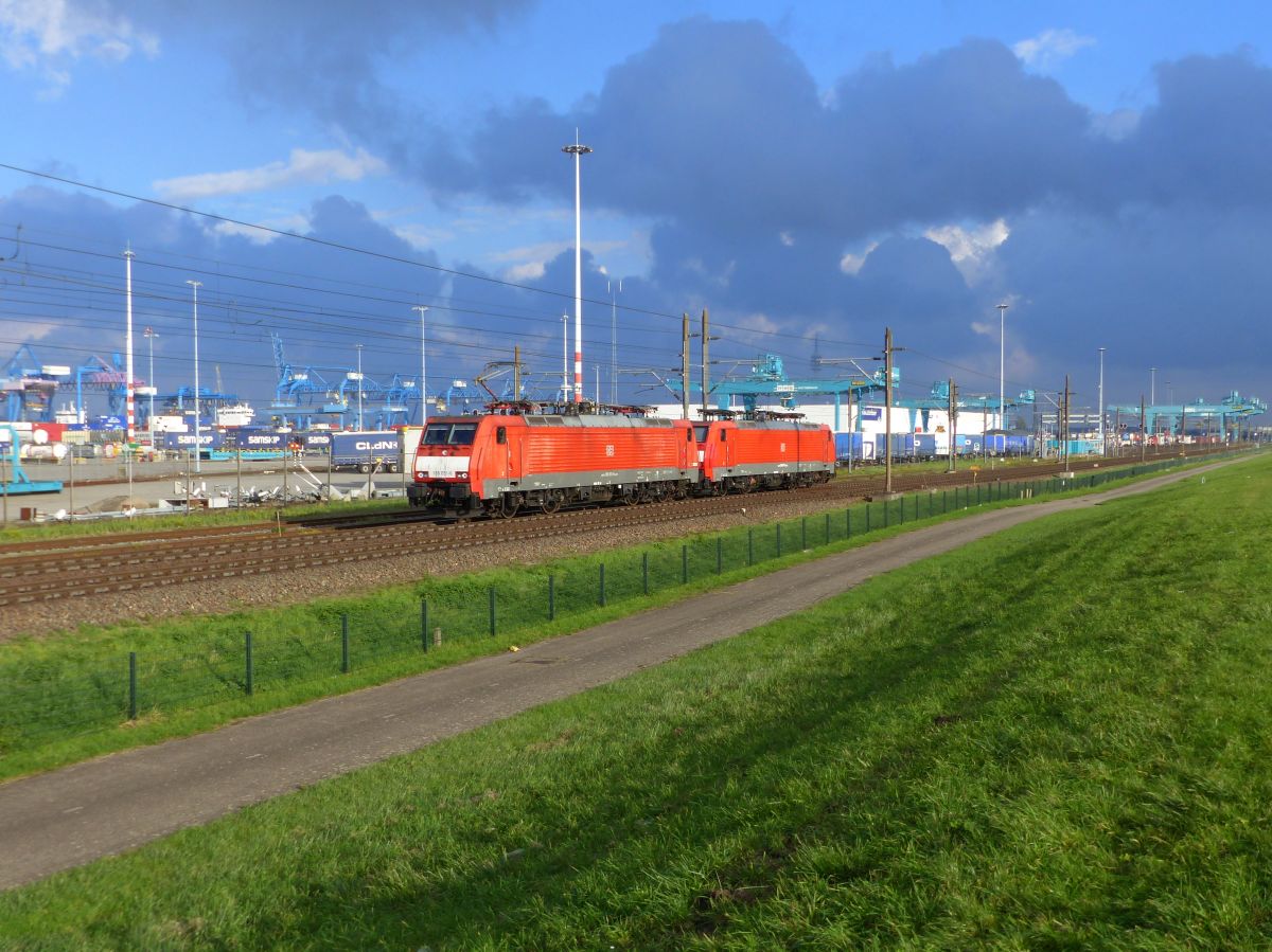 DB Cargo Lokomotive 189 051-6 und 189 081-3 Vondelingenweg, Vondelingenplaat Rotterdam 23-10-2020.

DB Cargo locomotief 189 051-6 en 189 081-3 Vondelingenweg, Vondelingenplaat Rotterdam 23-10-2020.