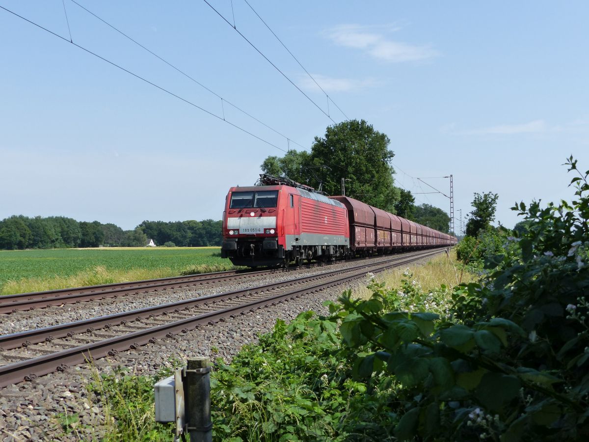 DB Cargo Lokomotive 189 051-6 bei Bahnbergang Wasserstrasse, Hamminkeln 18-06-2021.

DB Cargo locomotief 189 051-6 bij overweg Wasserstrasse, Hamminkeln 18-06-2021.