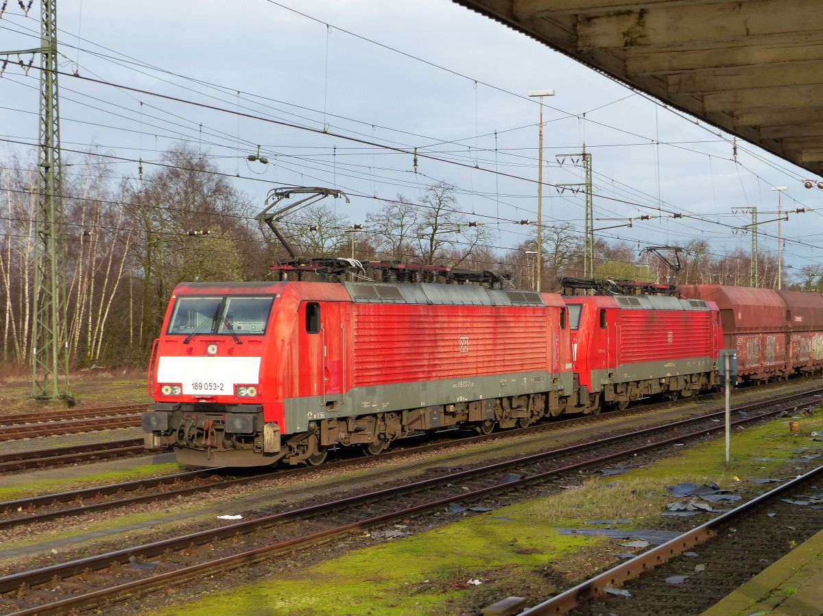 DB Cargo Lokomotive 189 053-2 mit Schwesterlok Emmerich am Rhein 12-03-2020.

DB Cargo locomotief 189 053-2 met zusterlocomotief Emmerich am Rhein 12-03-2020.