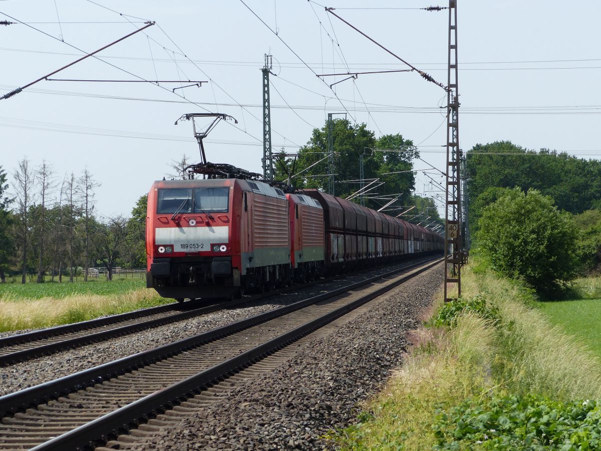DB Cargo Lokomotive 189 053-2 mit Schwesterlok Wasserstrasse, Hamminkeln 18-06-2021.

DB Cargo locomotief 189 053-2 met zusterloc Wasserstrasse, Hamminkeln 18-06-2021.