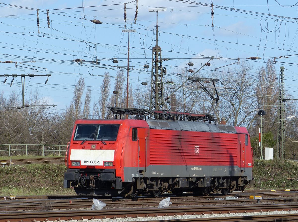 DB Cargo Lokomotive 189 086-2 Oberhausen West 12-03-2020.

DB Cargo locomotief 189 086-2 Oberhausen West 12-03-2020.