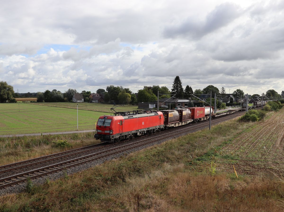 DB Cargo Lokomotive 193 307-6 (91 80 6193 307-6 D-DB) Baumannstrasse, Praest 16-09-2022.

DB Cargo locomotief 193 307-6 (91 80 6193 307-6 D-DB) Baumannstrasse, Praest 16-09-2022.
