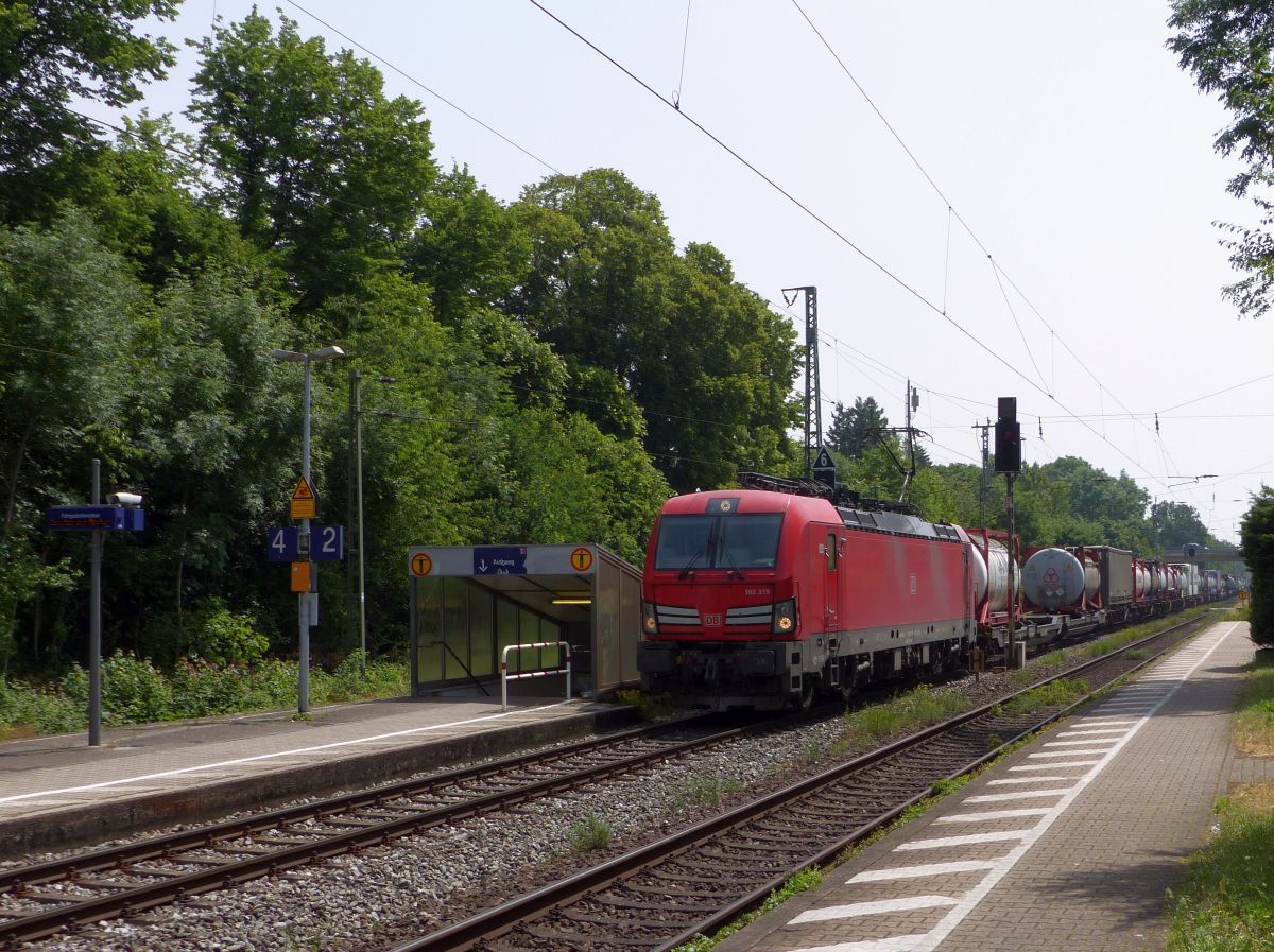 DB Cargo Lokomotive 193 319-1 Gleis 2 Empel-Rees 18-06-2021.

DB Cargo locomotief 193 319-1 spoor 2 Empel-Rees 18-06-2021.