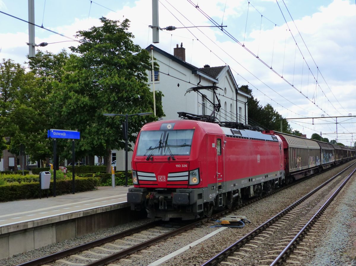 DB Cargo Vectron Lokomotive 193 326-6 (91 80 6193 326-6 D-DB) Gleis 1 Oisterwijk 15-05-2020.

DB Cargo Vectron locomotief 193 326-6 (91 80 6193 326-6 D-DB) doorkomst spoor 1 Oisterwijk 15-05-2020.