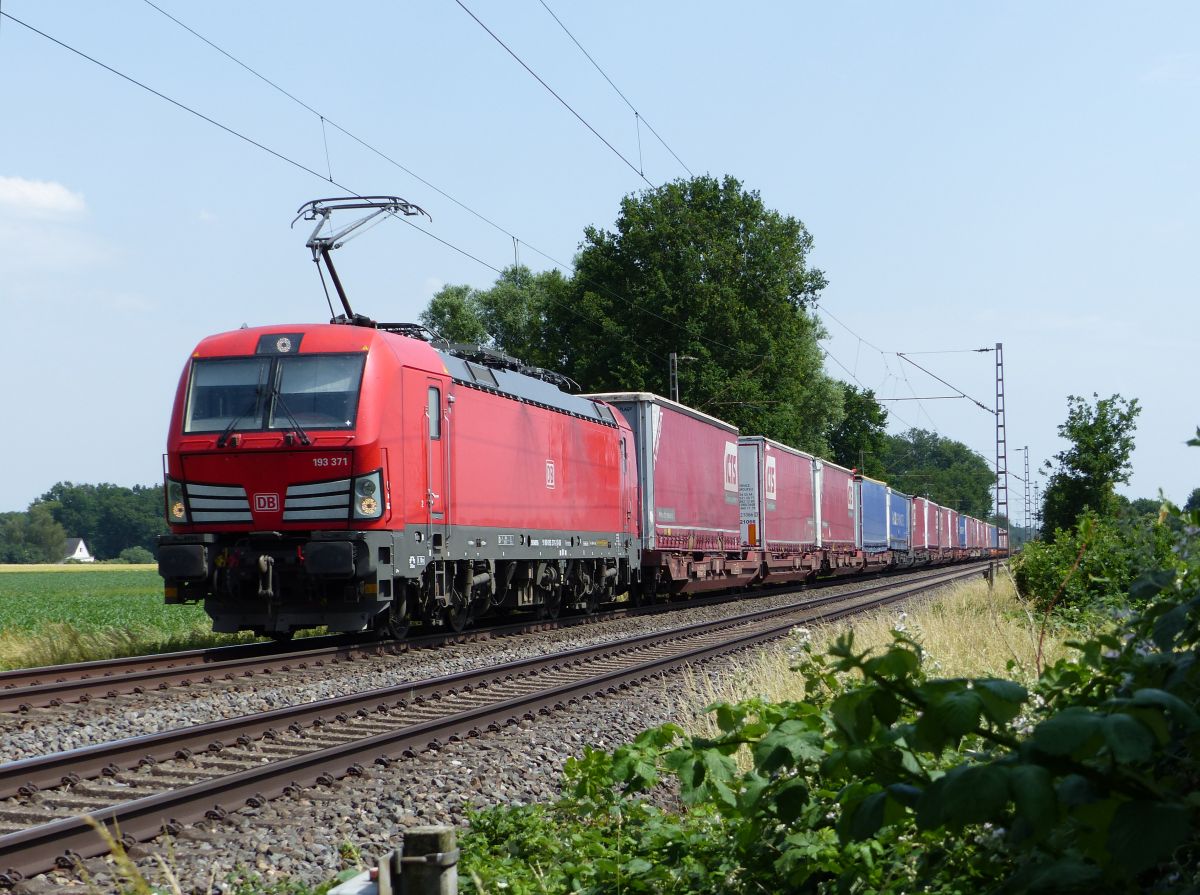 DB Cargo Vectron Lokomotive 193 371-2 Wasserstrasse, Mehrhoog, Hamminkeln 18-06-2021.


DB Cargo Vectron locomotief 193 371-2 Wasserstrasse, Hamminkeln 18-06-2021.