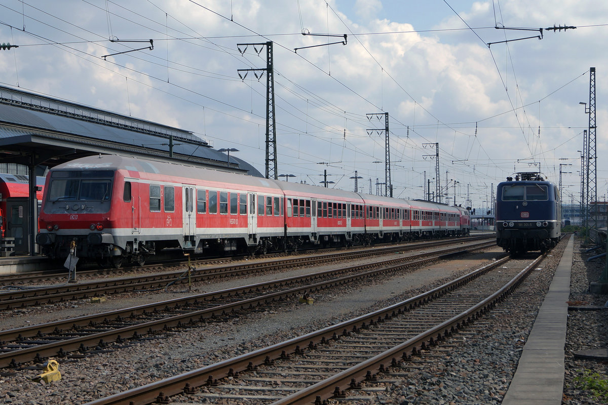 DB: Der abgestelle Fanzug bestehend aus der 218 484-4 mit N-Wagen und die Reservelok 181 201-5 in Karlsruhe Hbf abgestellt am 29. April 2017.
Foto: Walter Ruetsch
