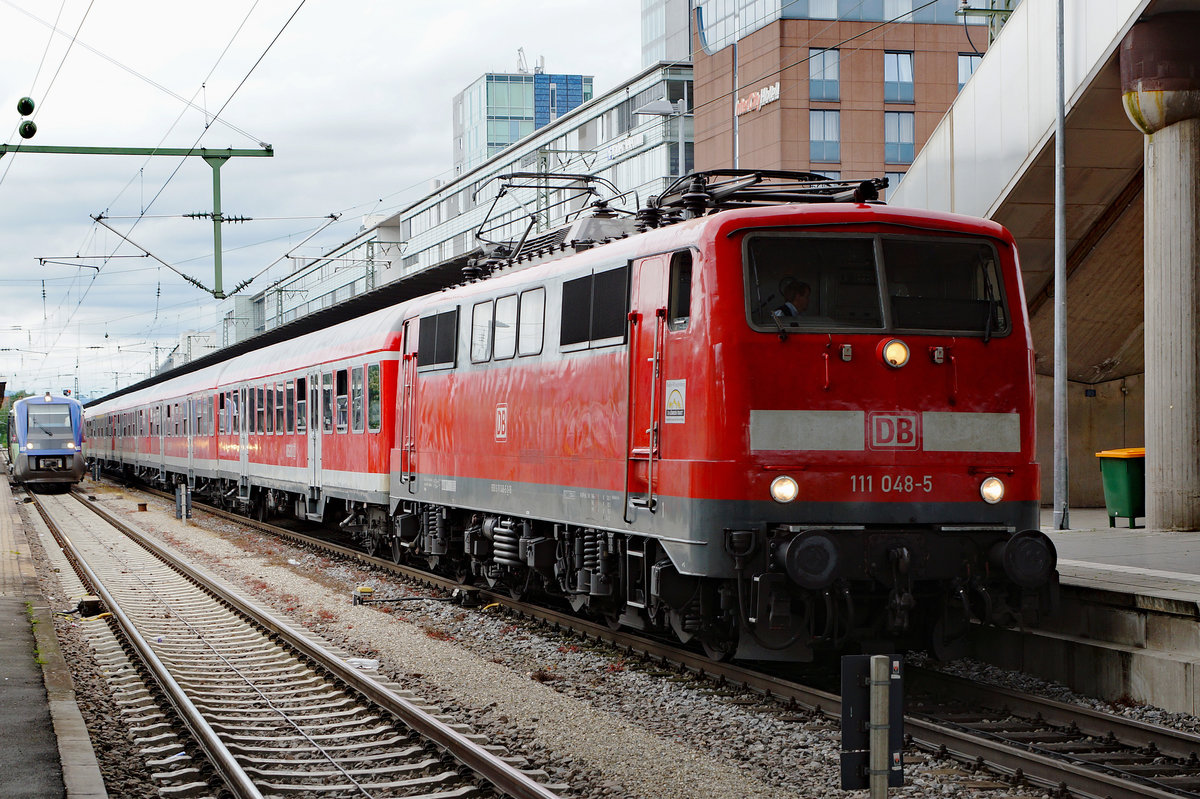 DB: Die 111 048-5 mit ihrem N-Wagen-Zug von Offenburg nach Basel Badischer Bahnhof bei einem Zwischenhalt in Freiburg im Breisgau am 21.Juni 2016.
Foto: Walter Ruetsch