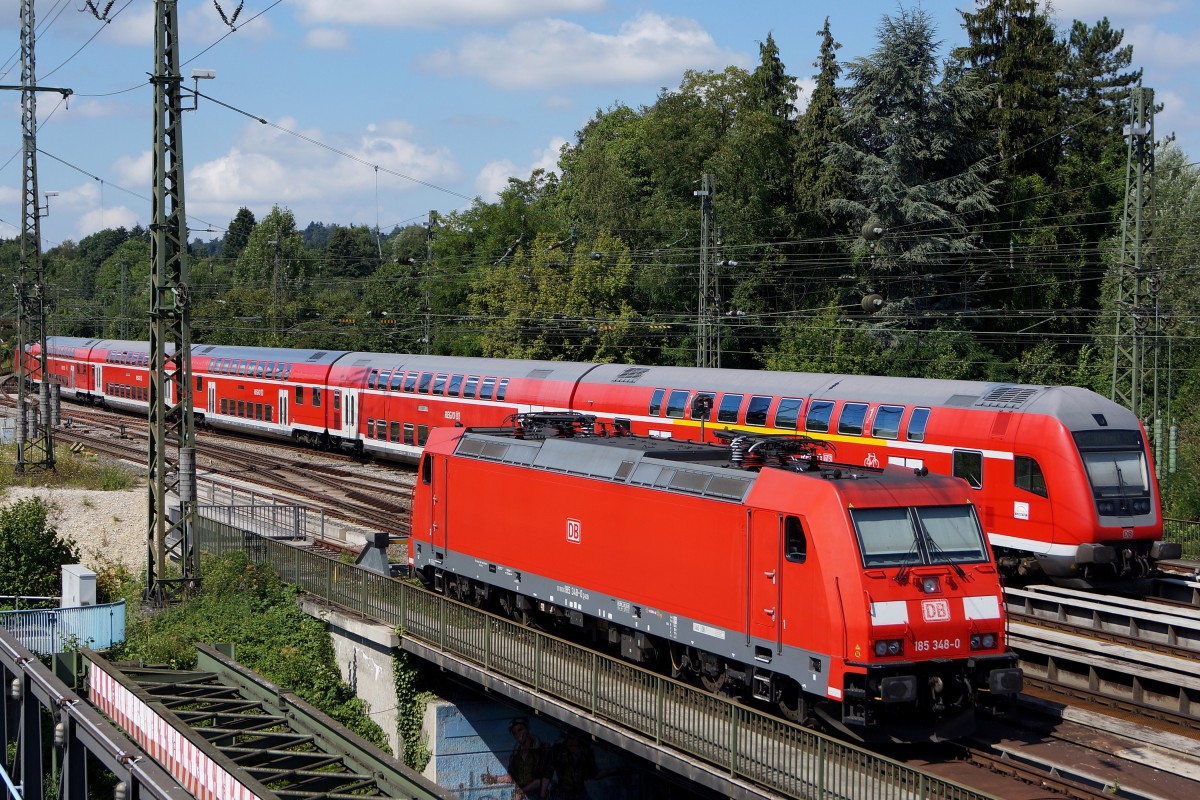 DB: Die 185 348-0 in Singen (Hohenwiel) abgestellt am 2. August 2015. Im Hintergrund erkennbar ist ein RE aus Stuttgart.
Foto: Walter Ruetsch