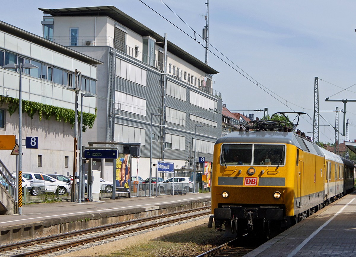 DB: Die zum Messzug passende gelb lackierte 120 502 bei der berraschenden Bahnhofsdurchfahrt Freiburg (Breisgau) am 28. Mai 2015.
Foto: Walter Ruetsch