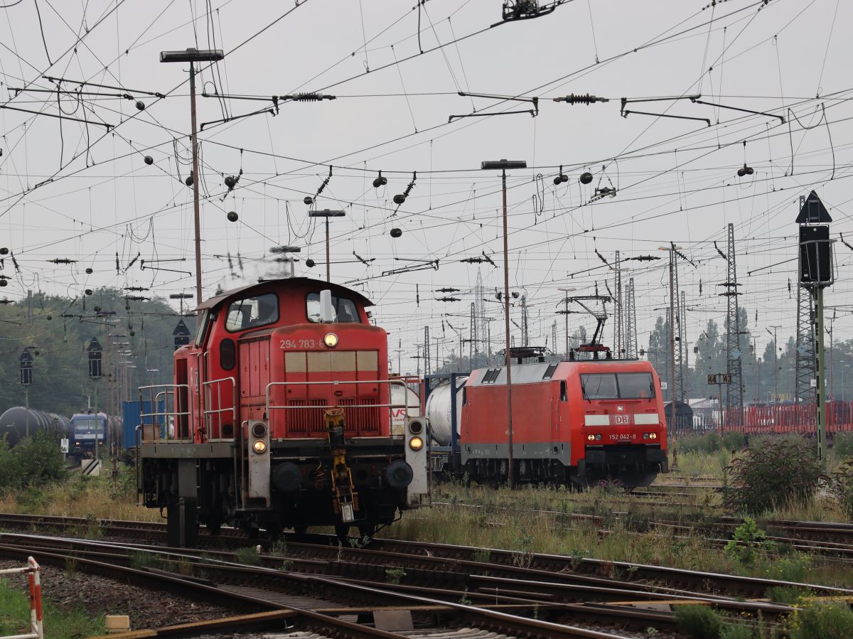 DB Diesellokomotive 294 783-6 und Lok 152 042-8 G�terbahnhof Oberhausen West 18-08-2022.

DB diesellocomotief 294 783-6 en 152 042-8 goederenstation Oberhausen West 18-08-2022.