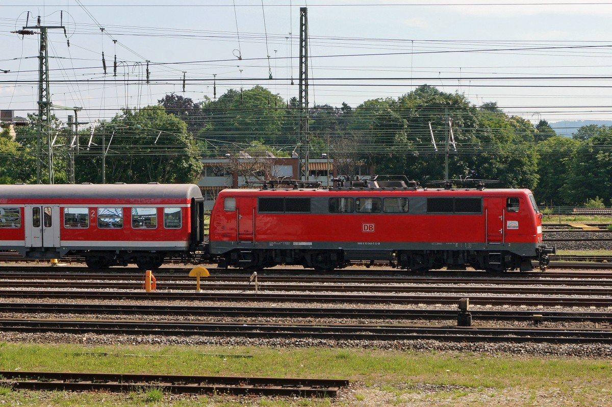 DB: Ein Lok der BR 111 war am 12. Juni 2015 in Basel Badischer Bahnhof auf einem nicht zugänglichen Geleise abgestellt. Zum grossen Glück steht neben dem Bahnhofsareal ein Parkhaus.
Foto: Walter Ruetsch