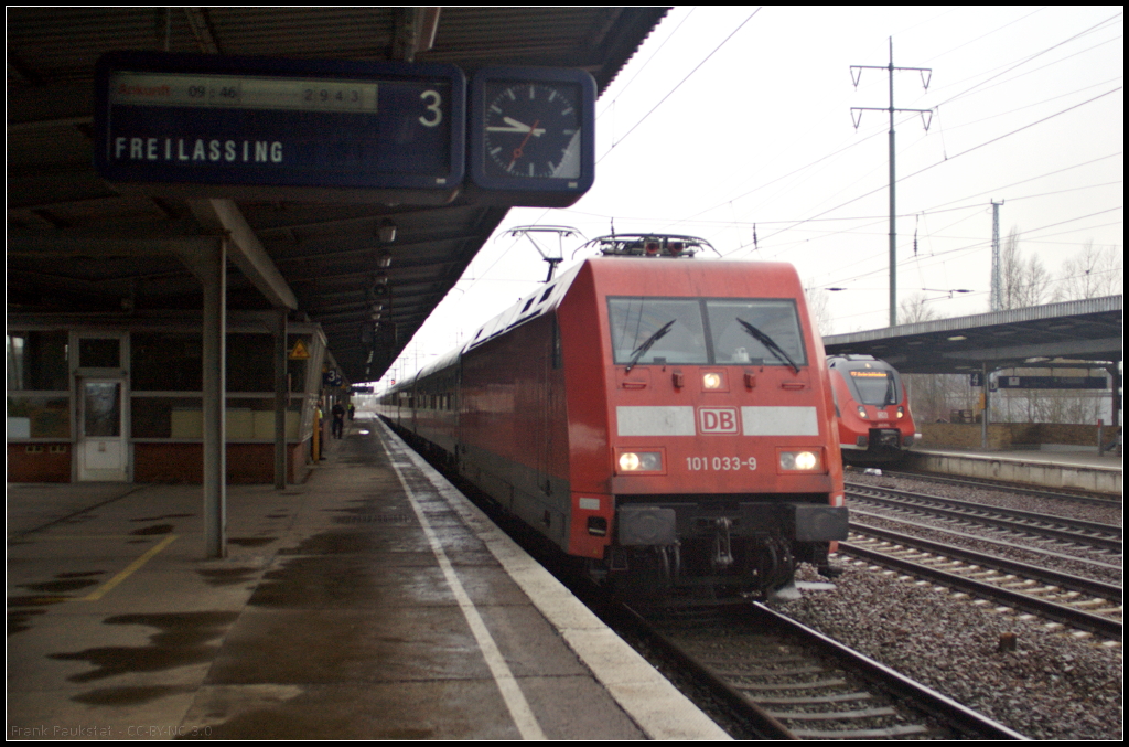 DB Fernverkehr 101 033-9 mit IC 2943 und einigen Fl�chtlingen aus Freilassing in Berlin Sch�nefeld Flughafen, 11.02.2016