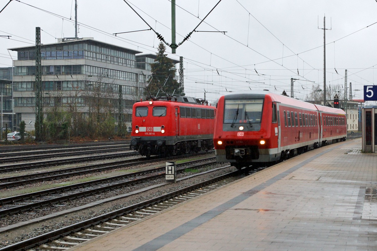 DB: Fotografieren in Singen am 20. November 2015 trotz starkem Wind und Dauerregen. Begegnung zwischen der 115 261-0 und dem Zug nach Ulm mit BR 611 in Singen.
Foto: Walter Ruetsch 