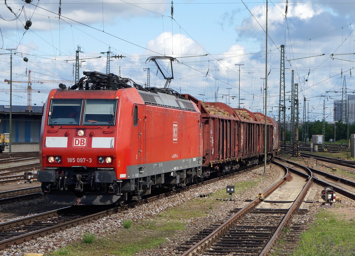 DB: Güterzug mit der 185 097-3 von Weil am Rhein herkommend anlässlich der Bahnhofsdurchfahrt Badischer Bahnhof Basel vom 23. Juni 2015.
Foto: Walter Ruetsch