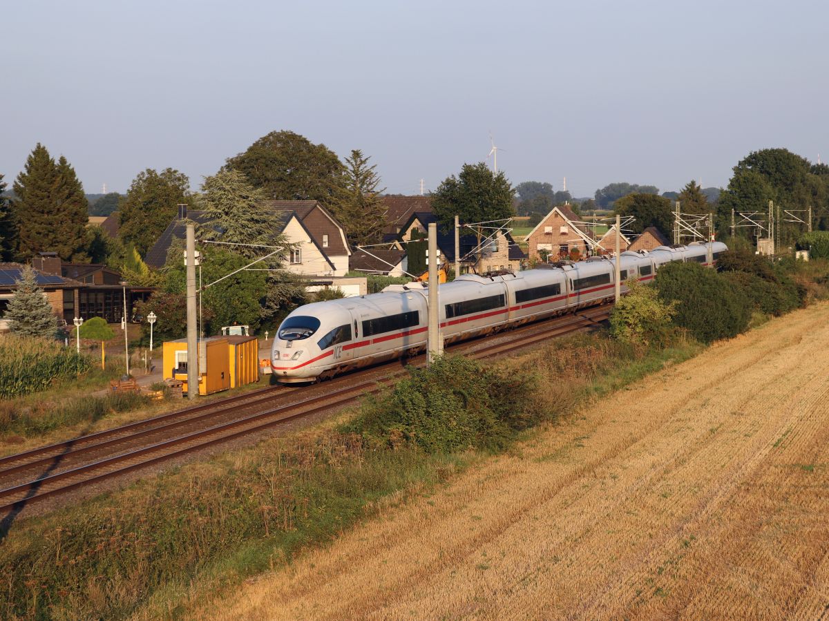 DB ICE Triebzug 4685 (406 085)  Schwbisch Hall  Baumannstrasse, Praest bei Emmerich am Rhein 02-09-2021.

DB ICE treinstel 4685 (406 085)  Schwbisch Hall  Baumannstrasse, Praest bij Emmerich 02-09-2021.