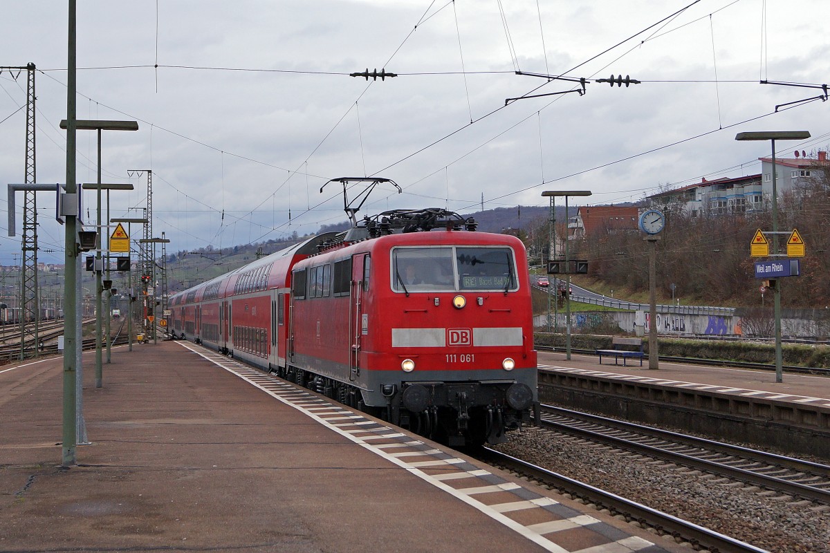 DB: Im Regionalverkehr Basel Badischer Bahnhof-Offenburg sind die DB Regio Altbaulokomotiven der BR 111 aus den Jahren 1975 bis 1984 nach wie vor unentbehrlich. 111 061 mit Doppelstockwagen bei der Einfahrt Weil am Rhein am 8. Januar 2015. Besonders zu beachten sind die verschiedenen Stromabnehmer der BR 111.
Foto: Walter Ruetsch 
