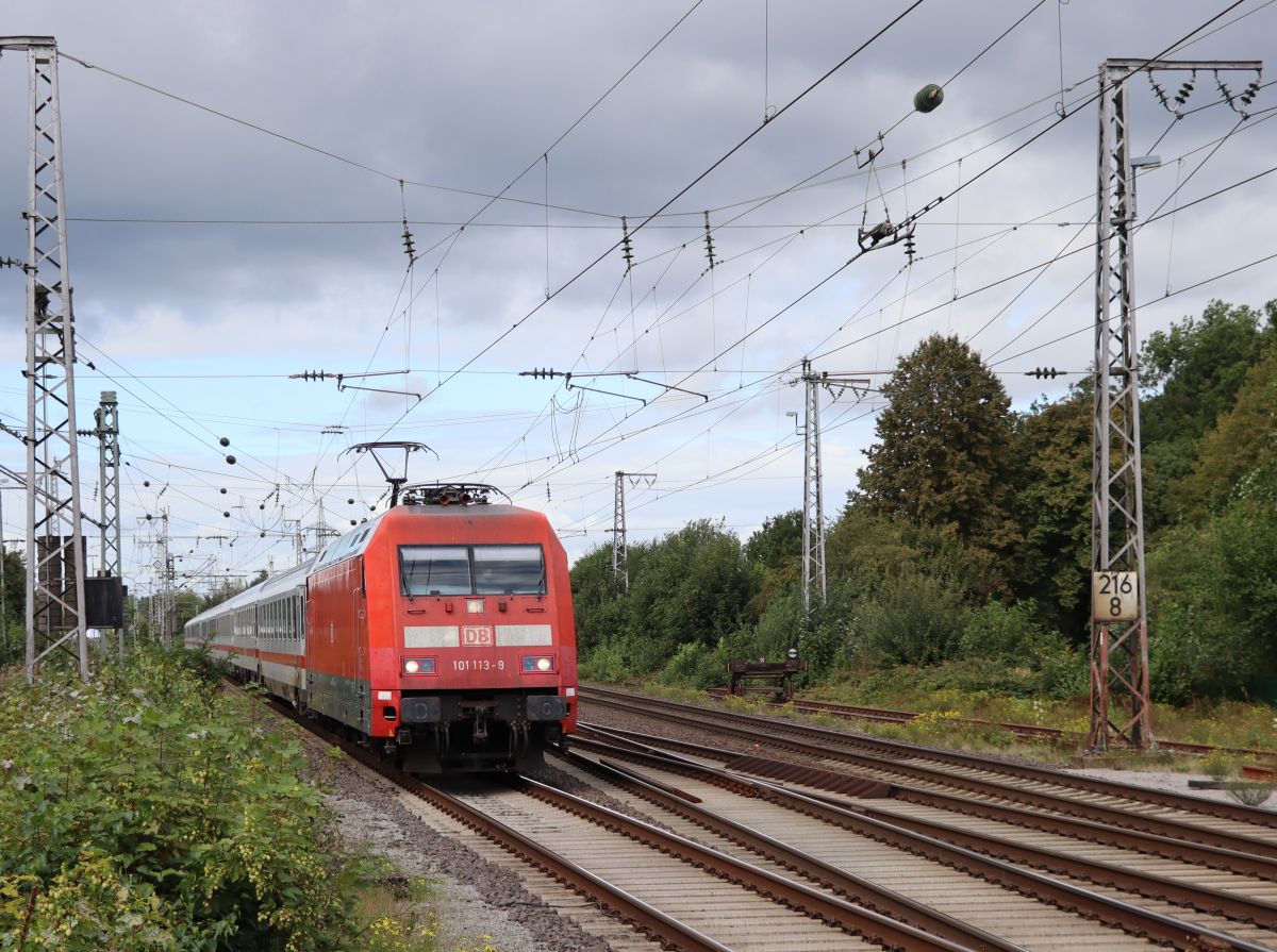 DB locomotief 101 113-9 mit Intercity von Amsterdam nach Berlin durchfanrt Bahnhof Salzbergen 16-09-2021.

DB locomotief 101 113-9 met Intercity van Amsterdam naar Berlijn doorkomst station Salzbergen 16-09-2021.