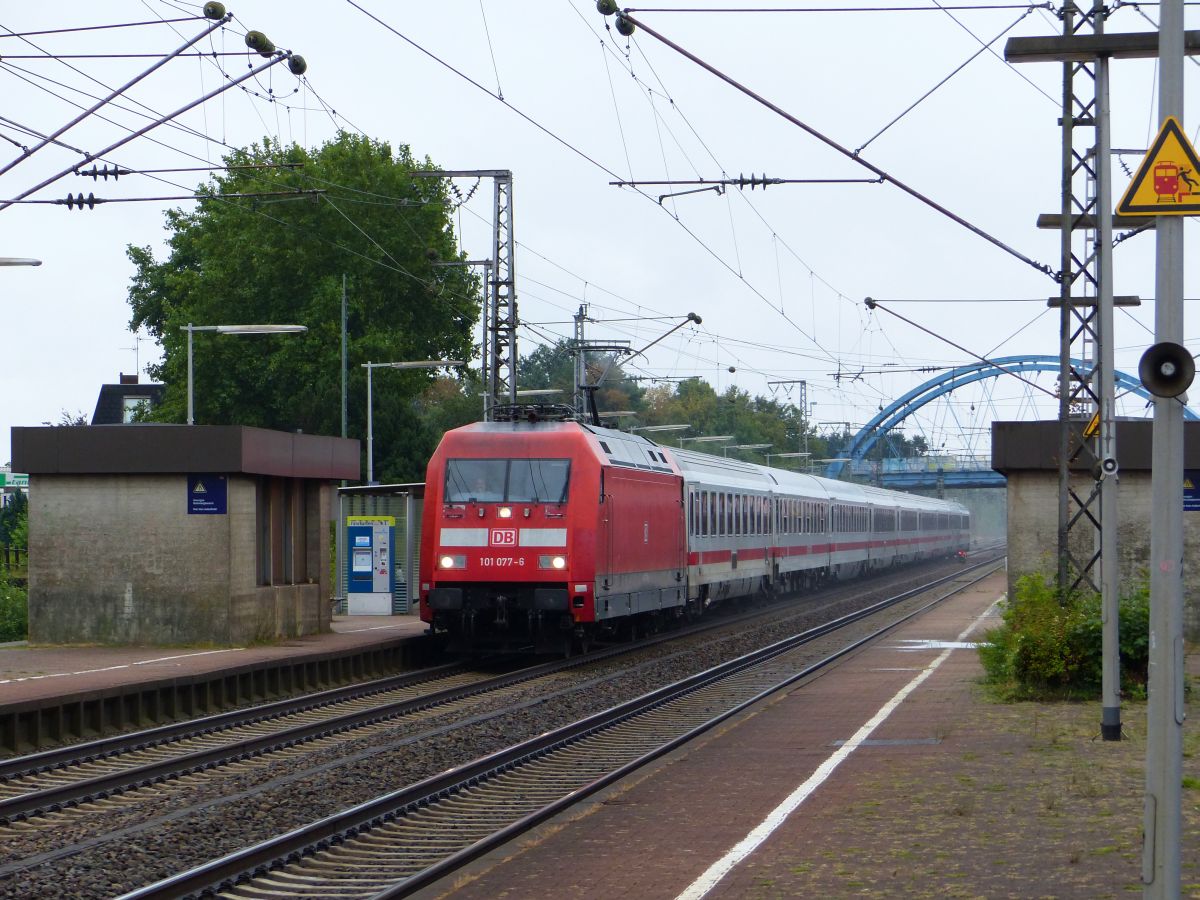 DB Lok 101 077-6 mit Intercity Gleis 4 Salzbergen 17-08-2018.

DB loc 101 077-6 met Intercity spoor 4 Salzbergen 17-08-2018.