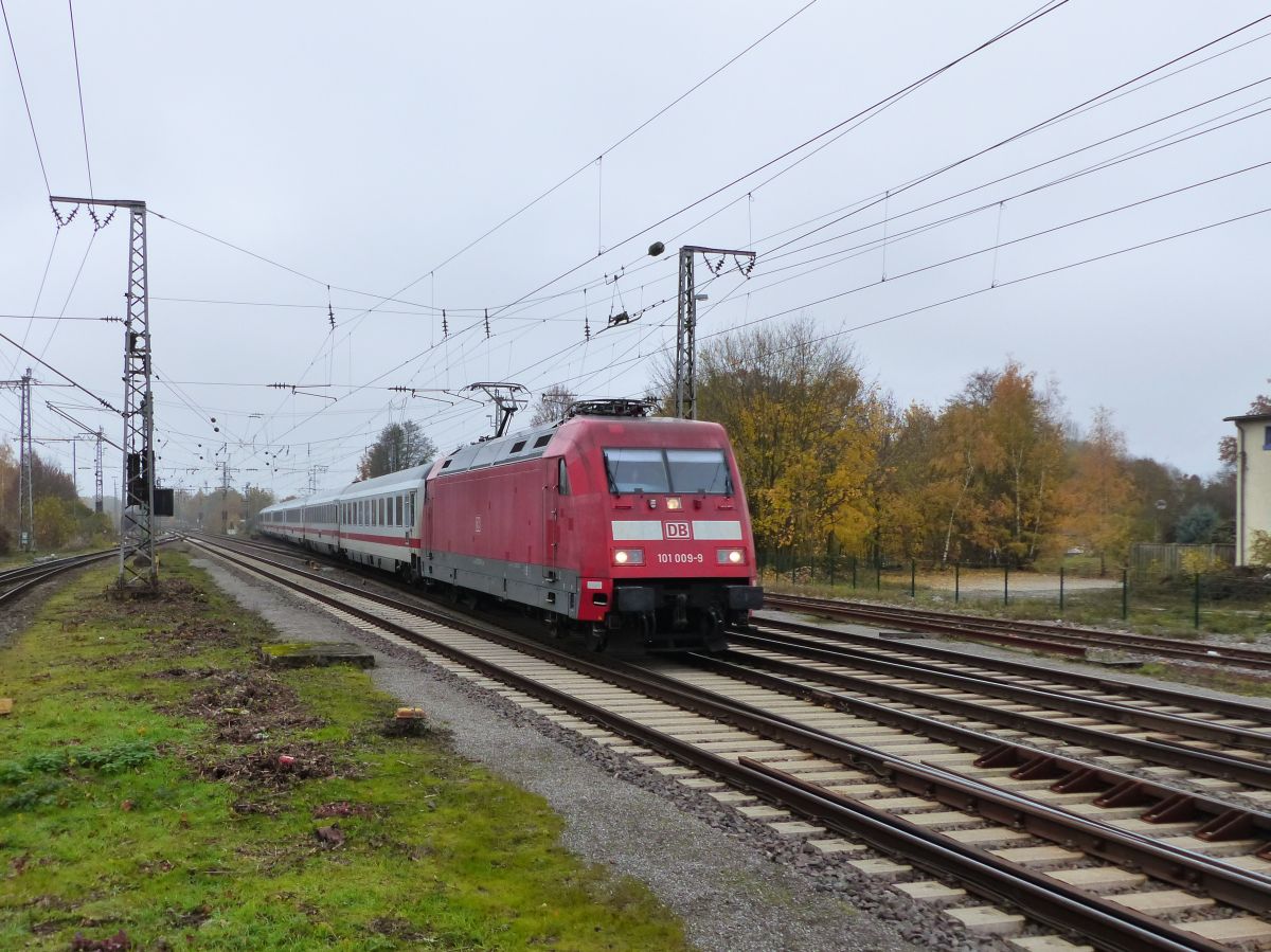 DB Lokomotive 101 009-9 mit Intercity in Salzbergen 21-11-2019.

DB loc 101 009-9 met Intercity uit de richting Emden. Salzbergen 21-11-2019.