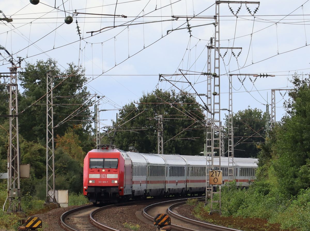 DB Lokomotive 101 109-7 mit Intercity aus Emden einfahrt Bahnhof Salzbergen 16-09-2021.

DB locomotief 101 109-7 met Intercity uit de richting Emden aankomst station Salzbergen 16-09-2021.