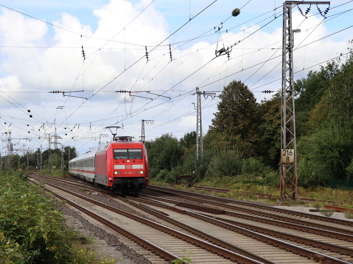 DB Lokomotive 101 109-7 mit Intercity aus Emden. Bahnhof Salzbergen 16-09-2021.

DB locomotief 101 109-7 met Intercity uit de richting Emden. Doorkomst station Salzbergen 16-09-2021.