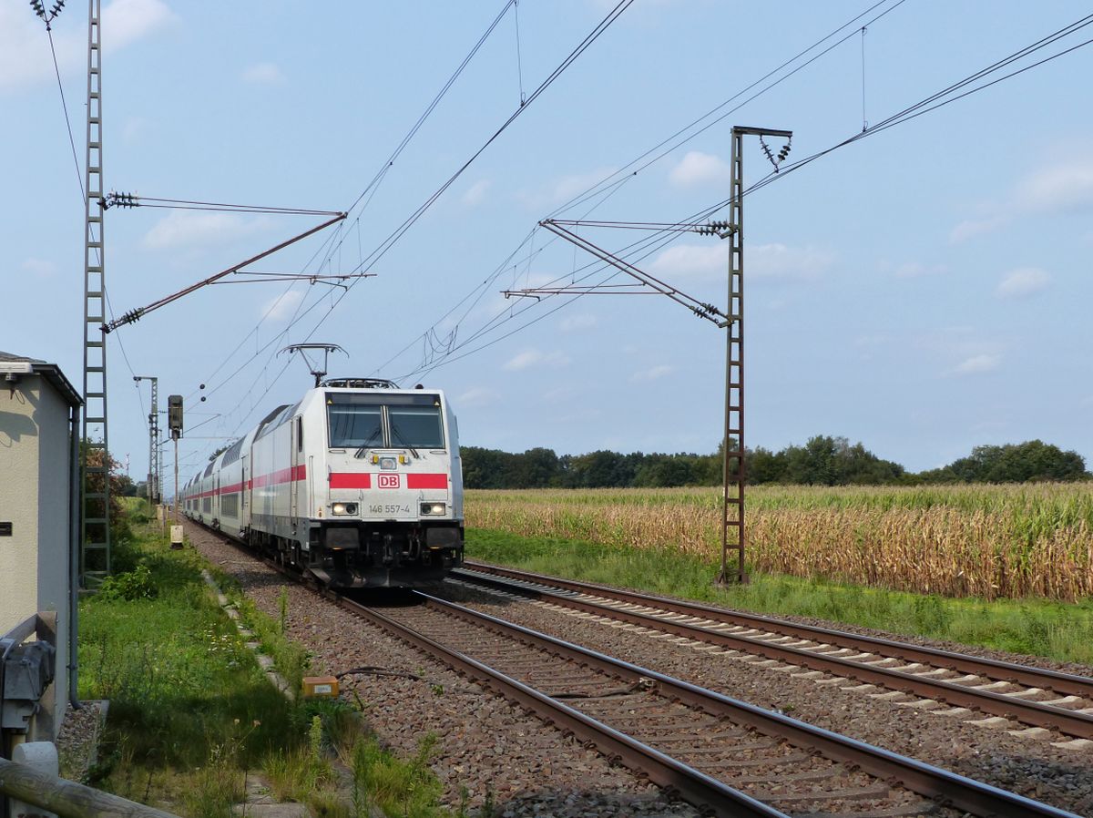 DB lokomotive 146 557-4 Bahn�bergang Devesstra�e, Salzbergen 11-09-2020.

DB locomotief 146 557-4 overweg Devesstra�e, Salzbergen 11-09-2020.