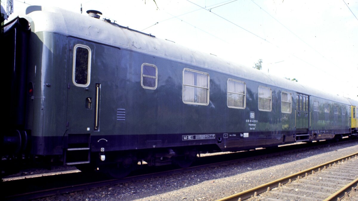 DB Messgertewagen 61 80 99-40 013-6 Dienst mh 281 der Bundesbahnversuchsanstalt Minden in Mnchen-Freimann am 26.06.1982.