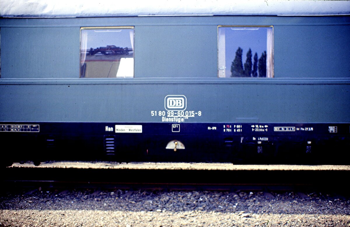 DB Messwagen 1 ; 51 80 99-60015-8 Dienstg (e) 318 DB Han Minden, ex Schrzenwage; in Mnchen-Freimann am 26.06.1982.