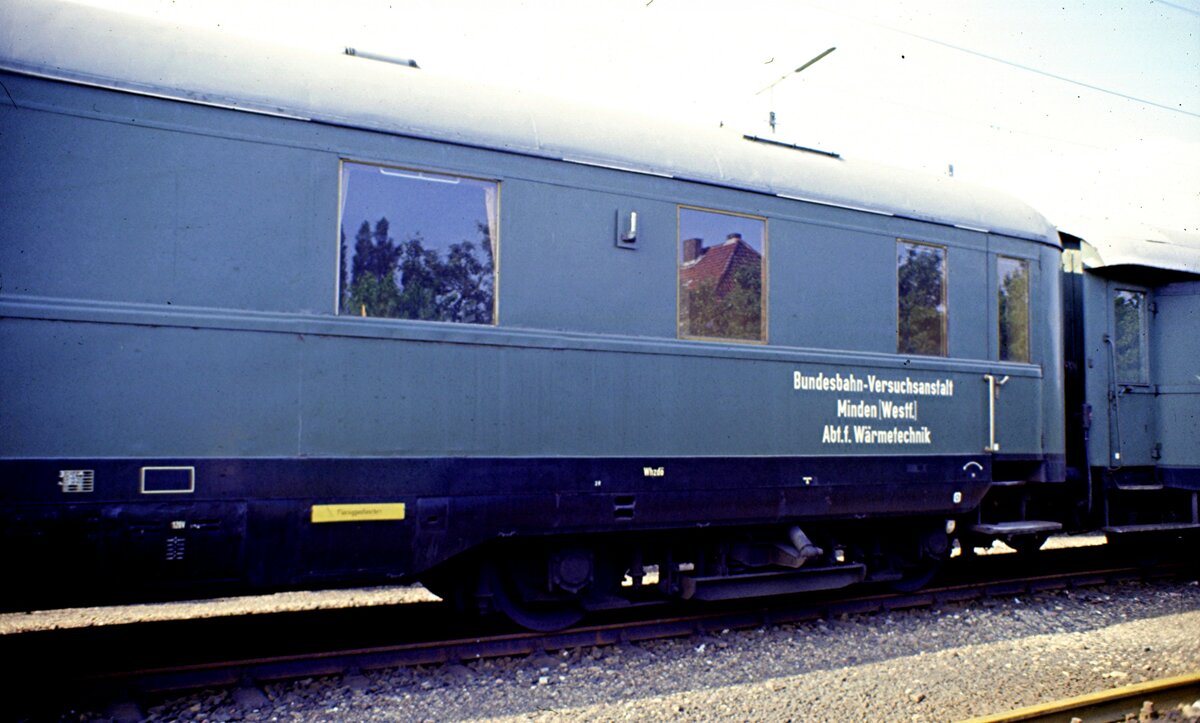 DB Messwagen 1 ; 51 80 99-60015-8 Dienstg (e) 318 DB Han Minden, ex Schrzenwage; in Mnchen-Freimann am 26.06.1982.