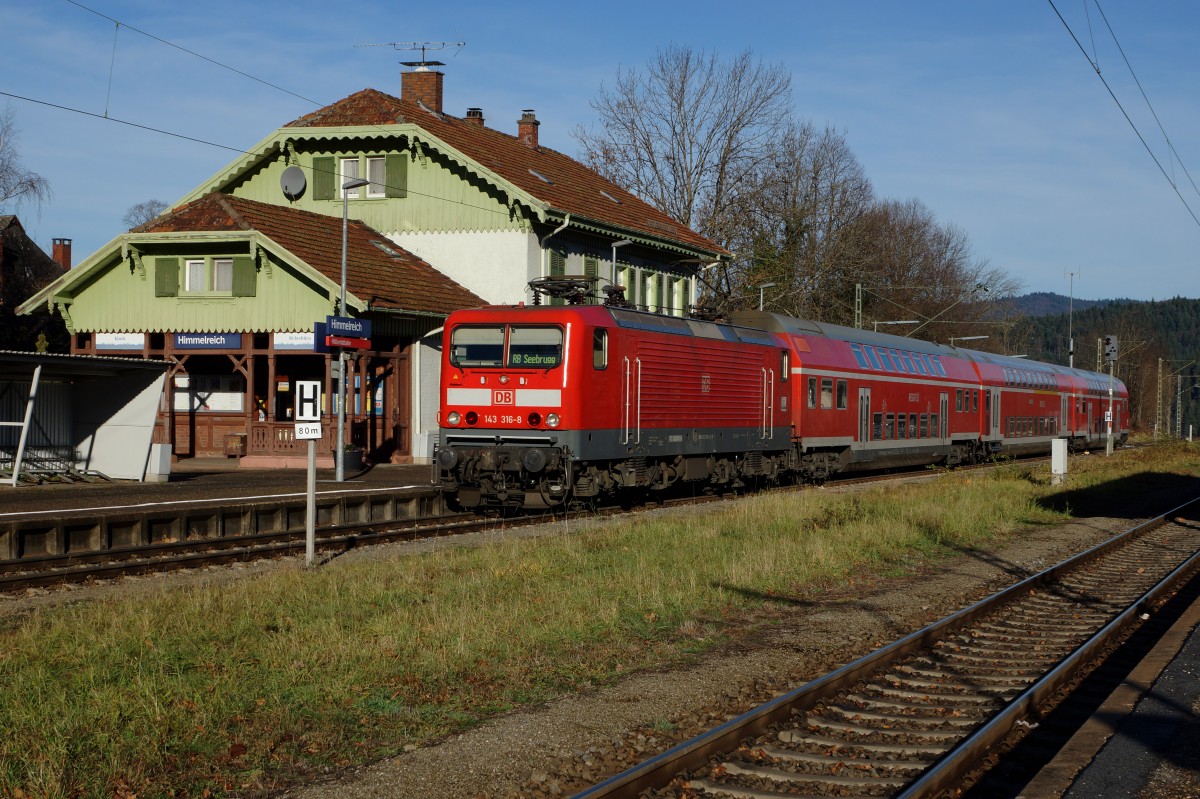 DB: Mit der Hllentalbahn gelangt man nich etwa in die HLLE sondern in das HIMMELREICH.
Der RB nach Seebrugg mit der 143 316-8 wartete am 5. Dezember 2015 in Himmelreich eine Zugskreuzung ab.
Foto: Walter Ruetsch