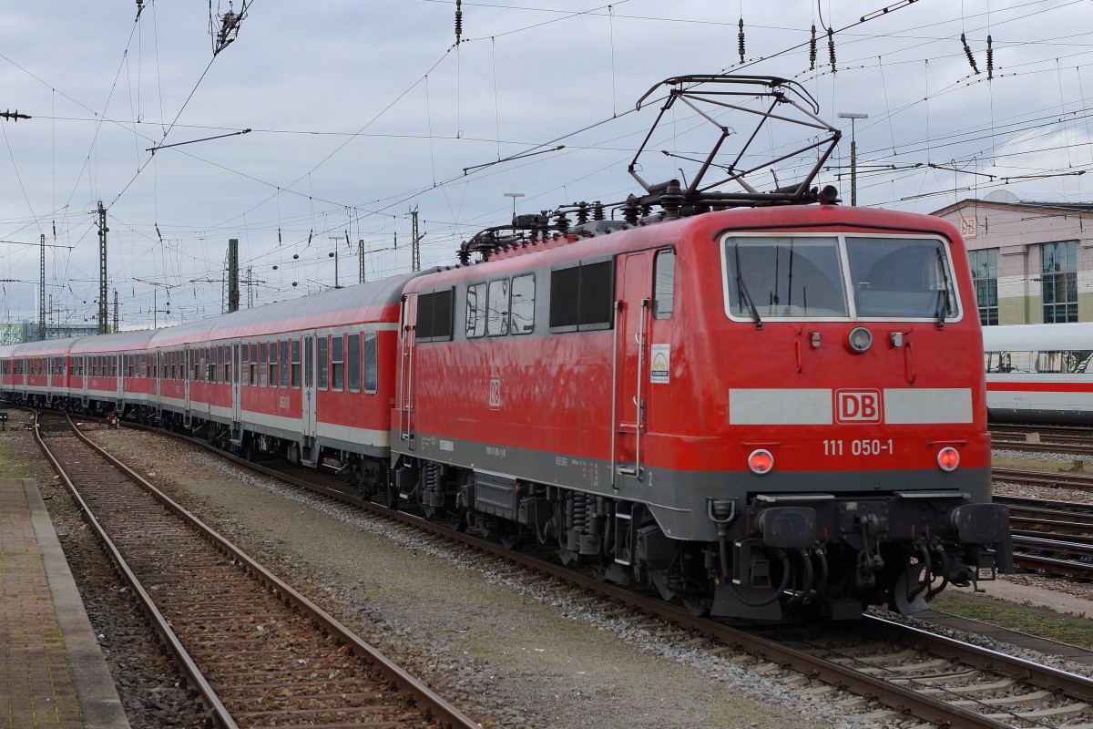 DB: N-Wagenpendel nach Offenburg mit der 111 050-1 bei der Ausfahrt Basel Badischer Bahnhof am 29. Januar 2016.
Foto: Walter Ruetsch   