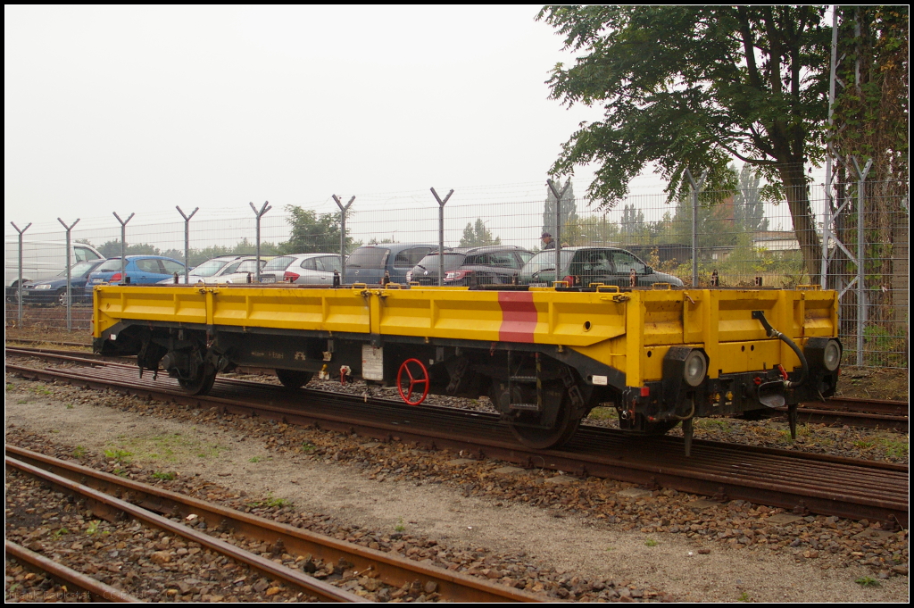 DB Netz 35.5.182 war w�hrend des 11. Berliner Eisenbahnfest am 20.09.2014 auf dem Gel�nde in Berlin Sch�neweide abgestellt.
<br><br>
Gleiskraftwagenanh�nger H27 KE-SW des Herstellers Gleisbaumechanik Brandenburg/H. GmbH mit einem Eigengewicht von 9.3 t, einer Nutzlast von 25 t, Anh�ngelast von 40 t und einer H�chstgeschwindigkeit von 100 km/h.