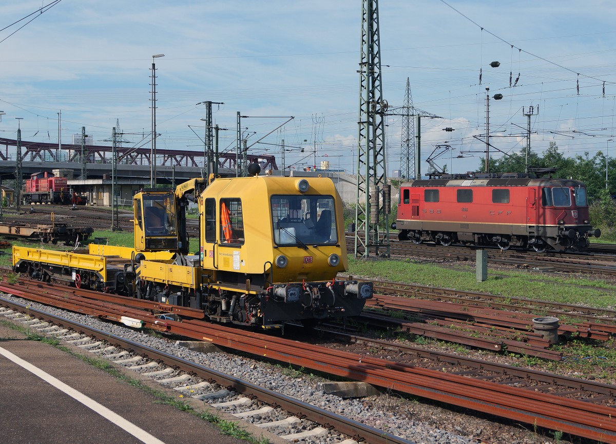 DB Netz AG/SBB: Zusammentreffen vom schweren Nebenfahrzeug Nr 97 17 53 002 18-9 der DB Netz AG und der SBB Re 4/4 11246 in Weil am Rhein am 8. August 2014. Noch ist die neue Strassenbahnbrcke noch nicht im Bau.
Foto: Walter Ruetsch