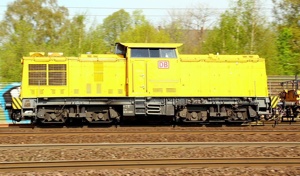 DB Netz Instandhaltung 203 311-5 als Portrait, sie dieselte mit einem langen Bauzug durch HH-Harburg. 28.04.2012