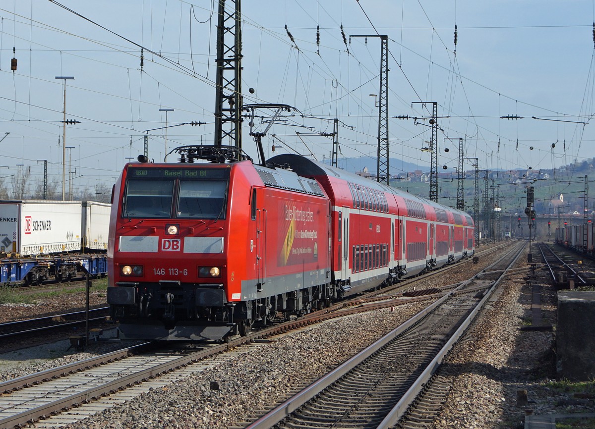 DB: RE Offenburg-Basel Badischer Bahnhof mit der 146 113-6 bei der Einfahrt in den Bahnhof Weil am Rhein am 10. April 2015. Diese Lok betreibt Werbung für das Baden Würtemberg Ticket. 
Foto: Walter Ruetsch