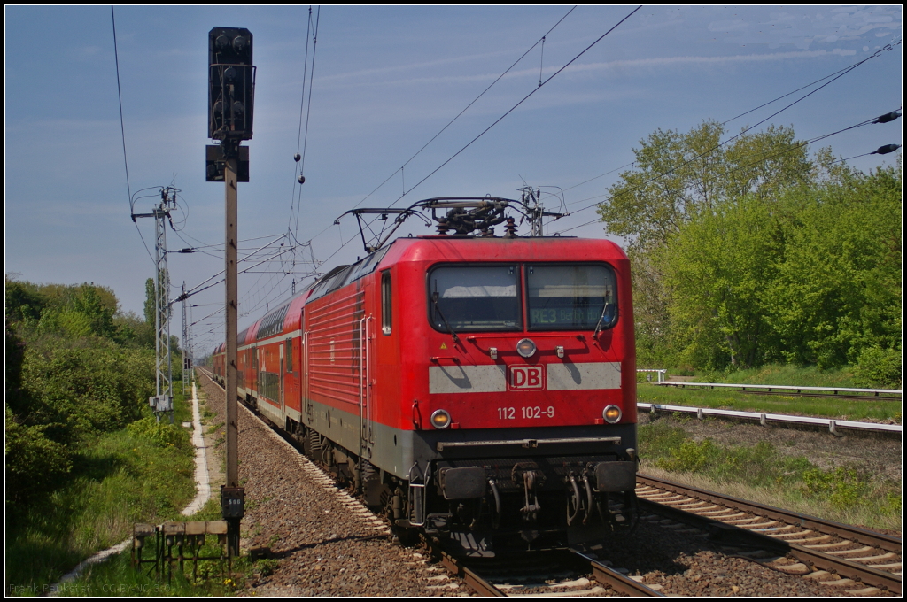 DB Regio 112 102-9 f�hrt mit dem RE3 Berlin Hbf am 11.05.2017 durch den Bahnhof Berlin-Hohensch�nhausen.