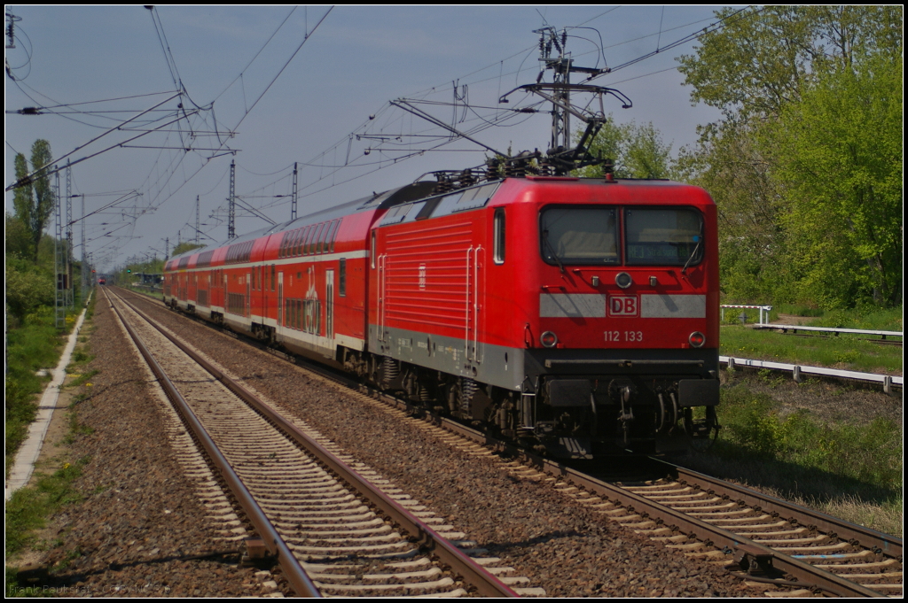 DB Regio 112 133-4 schob am 11.05.2017 den RE3 Stralsund durch den Bahnhof Berlin-Hohensch�nhausen