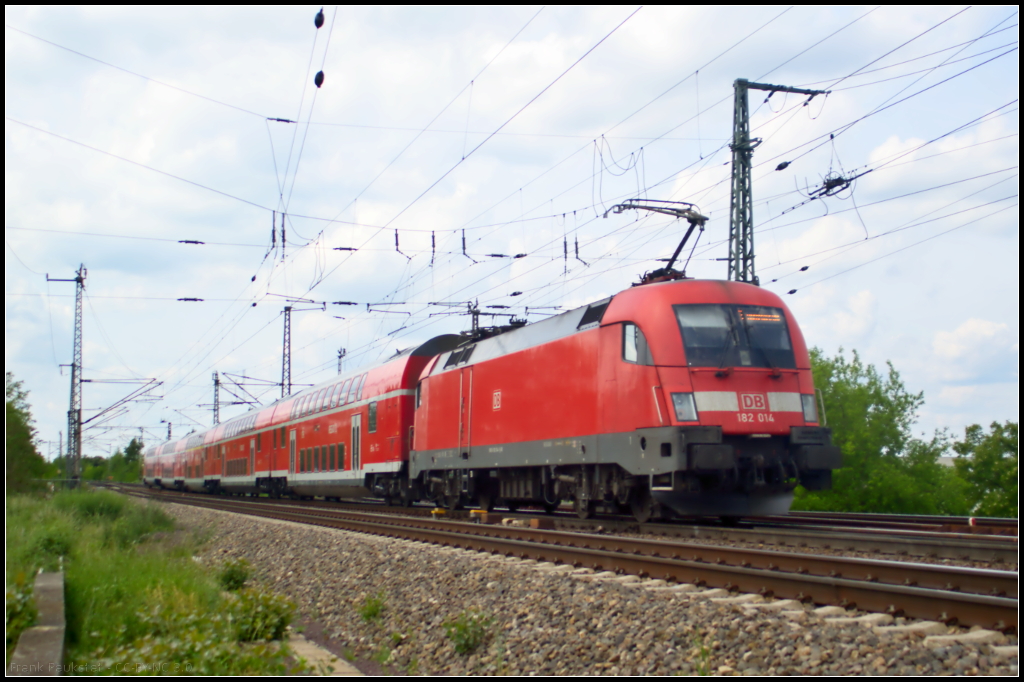 DB Regio 182 014 mit RE1 Magdeburg Hbf am 21.05.2016 an der Kreuzung Elbebr�cke in Magdeburg