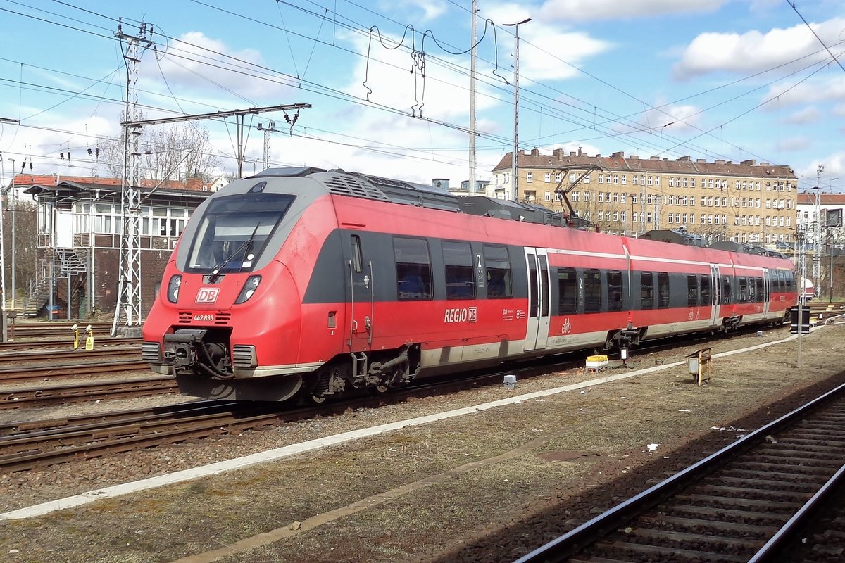 DB Regio 442 633 treft am 5 April 2018 in Berlin-Lichtenberg ein. 