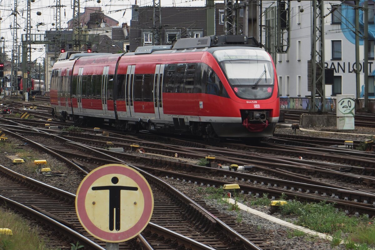 DB Regio 644 528 verlässt Köln Hbf am trüben 7.Mai 2023.