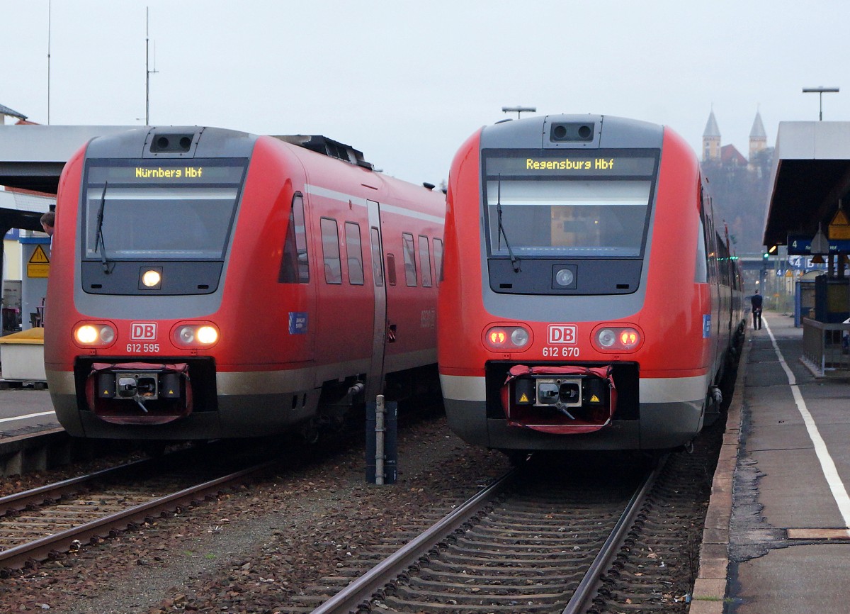 DB Regio: Am frhen nebligen Morgen des 20. November 2014 warten die 612 595 und 612 670 in Schwandorf auf die Abfahrten nach Nrnberg Hauptbahnhof und Regensburg Hauptbahnhof.
Foto: Walter Ruetsch