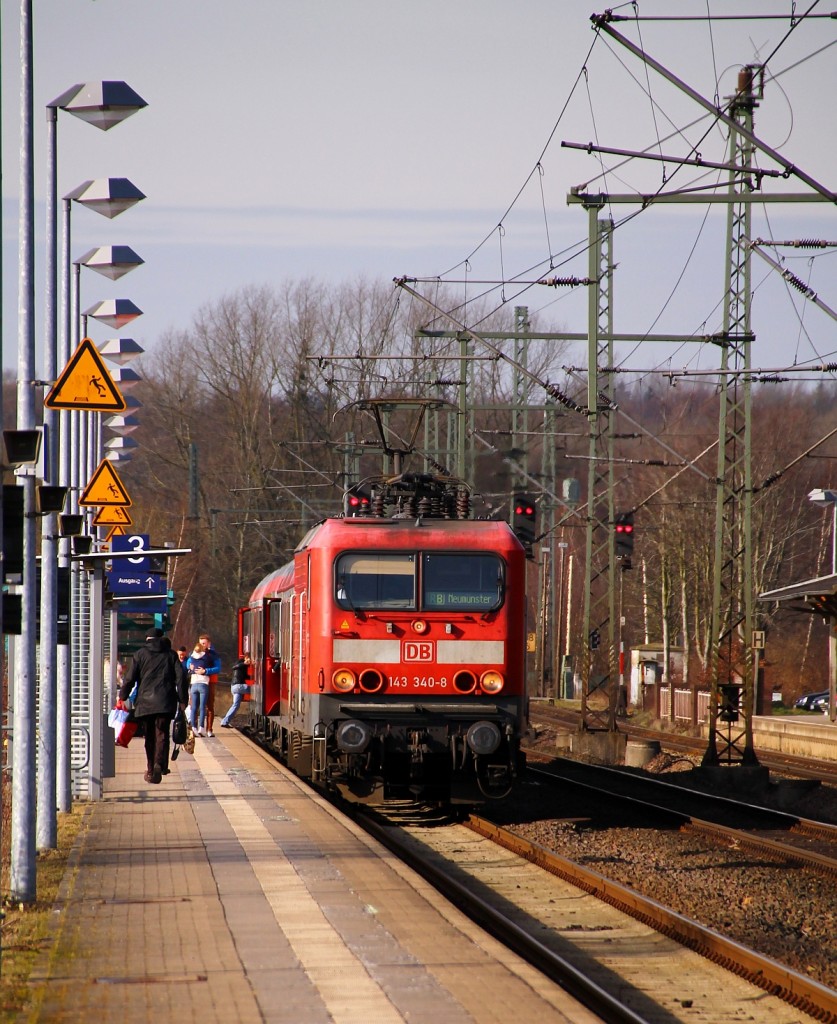 DB Regio Schleswig-Holstein 143 340-8 mit der RB nach Neumünster beim Halt in Schleswig. 23.03.2014