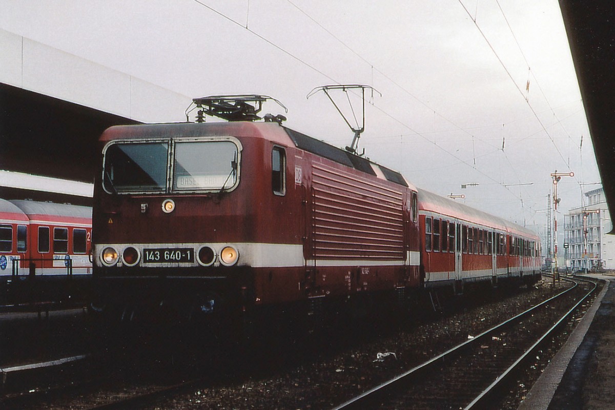 DB: Regionalzug mit der 143 640-1 auf der Fahrt nach Basel Badischer Bahnhof, anlässlich einem Zwischenhalt in Lörrach bei schlechter Witterung im Jahre 2001.
Foto: Walter Ruetsch