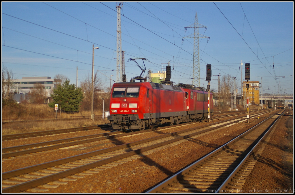 DB Schenker 145 074-1 mit 155 192 am 07.01.2014 in Berlin Sch�nefeld Flughafen