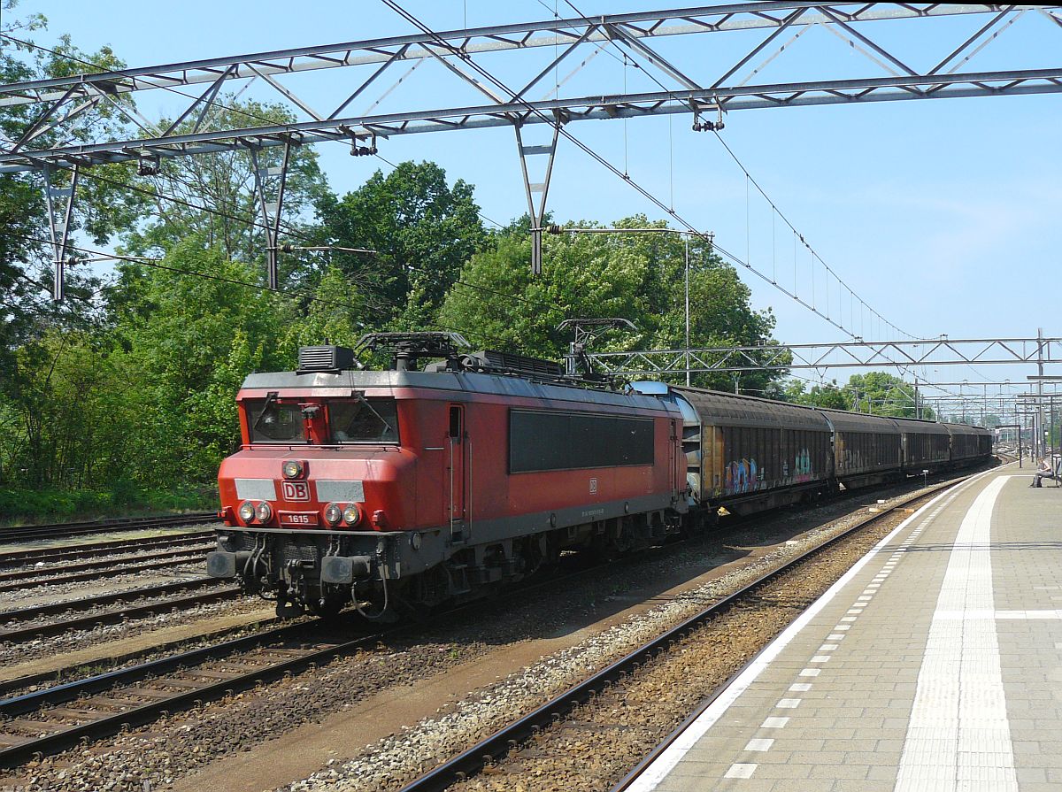 DB Schenker 1615 mit G�terzug. Gleis 6 Dordrecht 12-06-2015.

DB Schenker 1615 met een goederentrein over spoor 6 Dordrecht 12-06-2015.