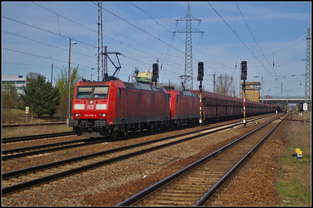 DB Schenker 185 068-4 und 185 067 mit Falns in Berlin Schnefeld Flughafen, 20.04.2015