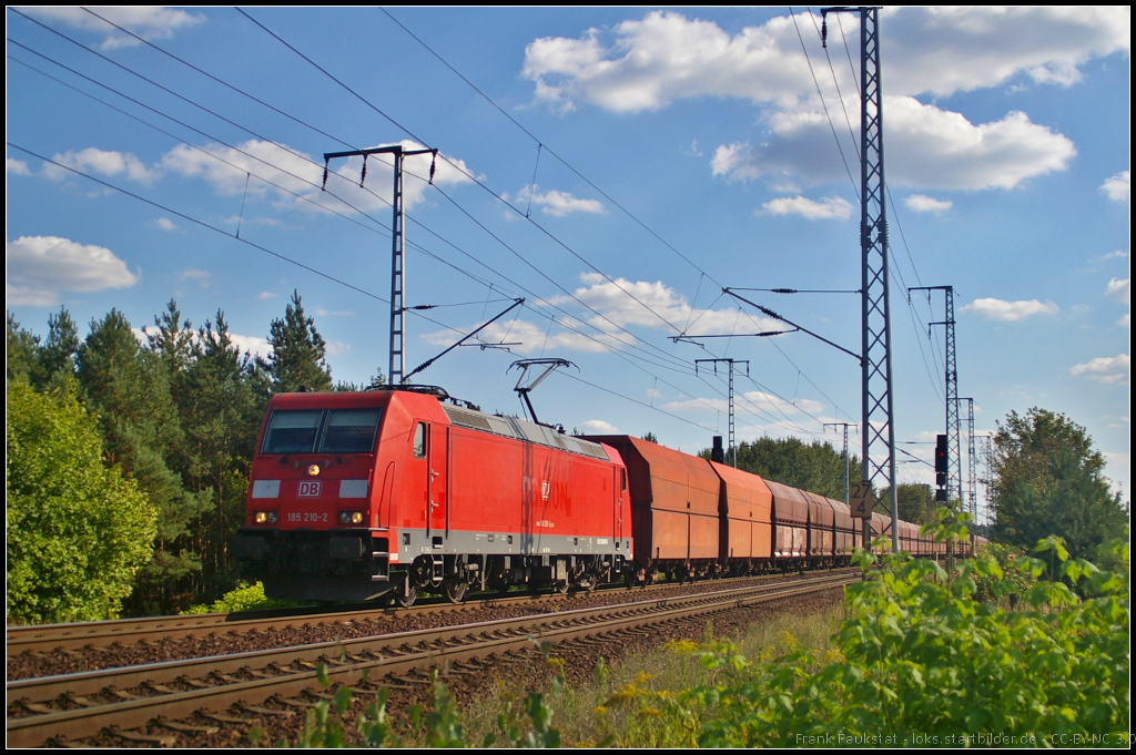 DB Schenker 185 210-2 mit Sch�ttgut am 28.08.2014 durch die Berliner Wuhlheide