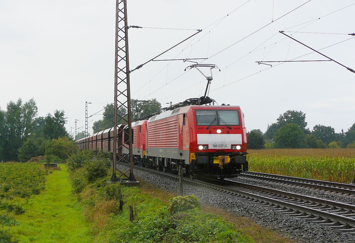DB Schenker 189 037-5 mit Schwesterlok Haldern bei Rees 11-09-2013.

DB Schenker 189 037-5 en zusterlocomotief met goederentrein nadert de overweg Sonsfeld, Haldern bij Rees 11-09-2013.