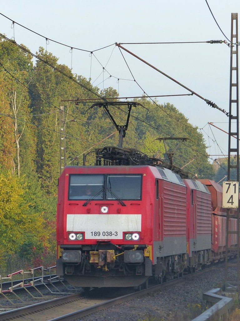 DB Schenker 189 038-3 met Schwesterlok in Herbstnebel. Binsbergerweg, Elten, Deutschland 30-10-2015.

DB Schenker 189 038-3 met zusterloc in de ochtendnevel. Binsbergerweg, Elten, Duitsland 30-10-2015.