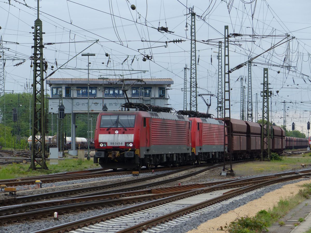 DB Schenker 189 045-8 mmit Schwesterlok Gremberg Gnf (Gremberg Nord Fahrdienstleitung) Porzer Ringstrae, Kln 20-05-2016.